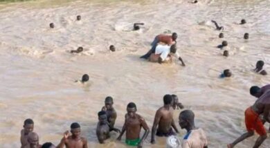 Barca si rovescia nel fiume, almeno 40 dispersi. Recuperati diversi corpi. Disastro in Nigeria