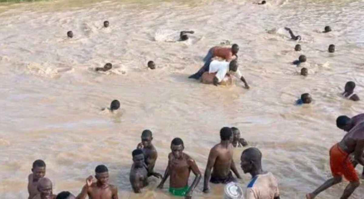 Barca si rovescia nel fiume, almeno 40 dispersi. Recuperati diversi corpi. Disastro in Nigeria Barca si rovescia nel fiume, almeno 40 dispersi. Recuperati diversi corpi. Disastro in Nigeria