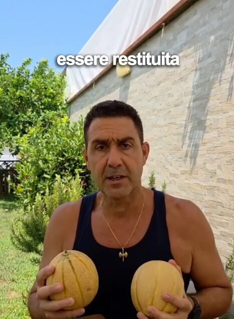 Vannacci e l’ascia bipenne, l’esperto: “Caporetto, la collanina, i meloni: ecco cosa ci dicono i simboli del Generale” Vannacci e l’ascia bipenne, l’esperto: “Caporetto, la collanina, i meloni: ecco cosa ci dicono i simboli del Generale”