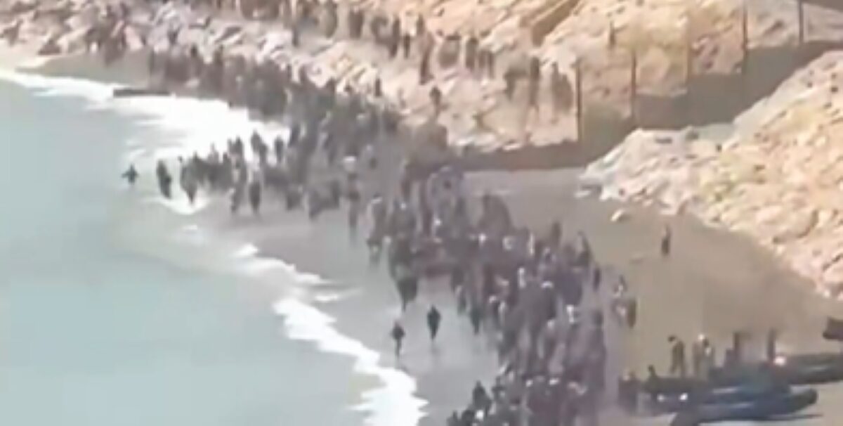 Spagna nel caos, migliaia di migranti raggiungono Ceuta a nuoto. Il governo invia i militari Spagna nel caos, migliaia di migranti raggiungono Ceuta a nuoto. Il governo invia i militari