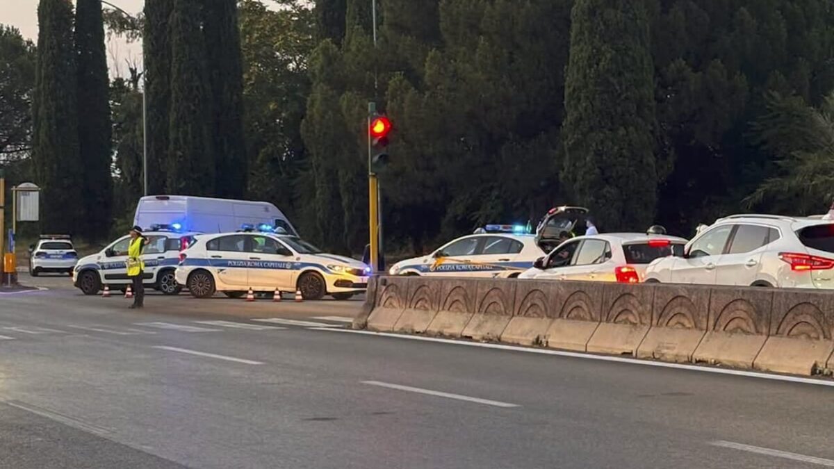 Appia Nuova, ancora sangue sull’asfalto: morto un motociclista in uno schianto con un furgone