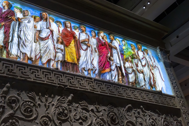 L’Ara Pacis torna a vivere tra luce, colore e tecnologia: il viaggio immersivo che riscrive la storia del monumento di Augusto L’Ara Pacis torna a vivere tra luce, colore e tecnologia: il viaggio immersivo che riscrive la storia del monumento di Augusto