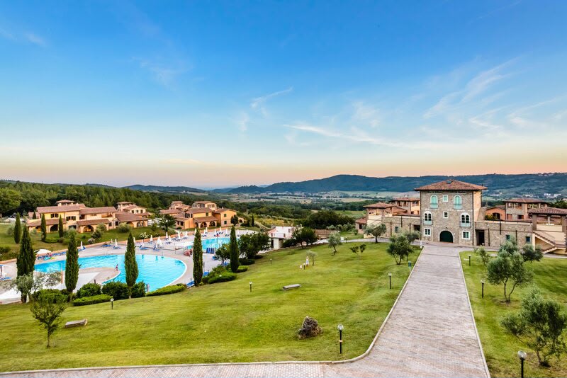 Il litorale e le colline della Maremma Toscana meta delle vacanze fuori città, le spiagge e la campagna, resort e agriturismi tra divertimento e storia Il litorale e le colline della Maremma Toscana meta delle vacanze fuori città, le spiagge e la campagna, resort e agriturismi tra divertimento e storia