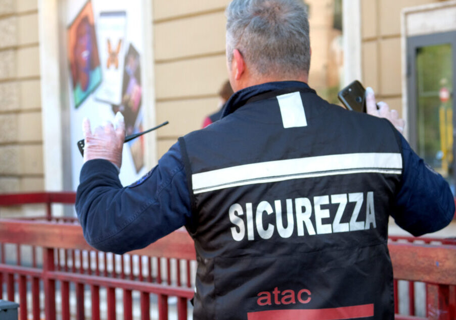 Roma violenta: pietra contro un mezzo Atac in servizio, i cittadini sono sempre più allarmati