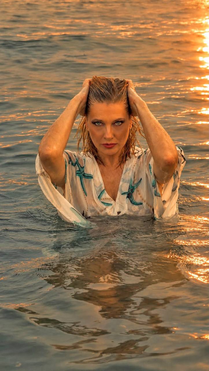 Tra tormentoni, ombrelloni e gonfiabili Laura Freddi punta dritta al cuore dell’estate – INTERVISTA