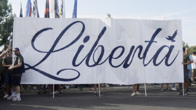 Libertà, lo striscione esposto dai tifosi della Lazio in testa al corteo contro la gestione Lotito