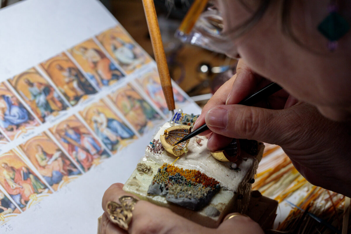 Il “Souvenir d’Italie” torna di moda. Dai laboratori orafi romani al mercato Estero, i preziosi gioielli in micromosaico, arte antica sempre viva Il “Souvenir d’Italie” torna di moda. Dai laboratori orafi romani al mercato Estero, i preziosi gioielli in micromosaico, arte antica sempre viva