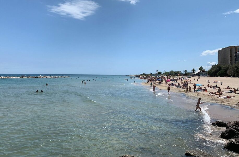 Tragedia sulla spiaggia di Pane e Pomodoro a Bari, 79enne accusa un malore mentre fa il bagno e muore Tragedia sulla spiaggia di Pane e Pomodoro a Bari, 79enne accusa un malore mentre fa il bagno e muore