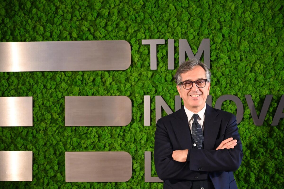 Intesa Sanpaolo completa la migrazione cloud con TIM: oltre 800 applicazioni sulle region italiane di Google Cloud Intesa Sanpaolo completa la migrazione cloud con TIM: oltre 800 applicazioni sulle region italiane di Google Cloud