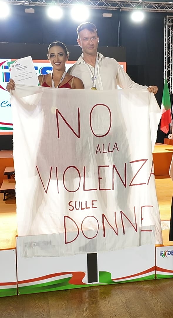 Un oro italiano che danza contro la violenza: Ivano Esposito e Denise Bevilacqua trionfano ai Campionati Italiani FIDESM Un oro italiano che danza contro la violenza: Ivano Esposito e Denise Bevilacqua trionfano ai Campionati Italiani FIDESM