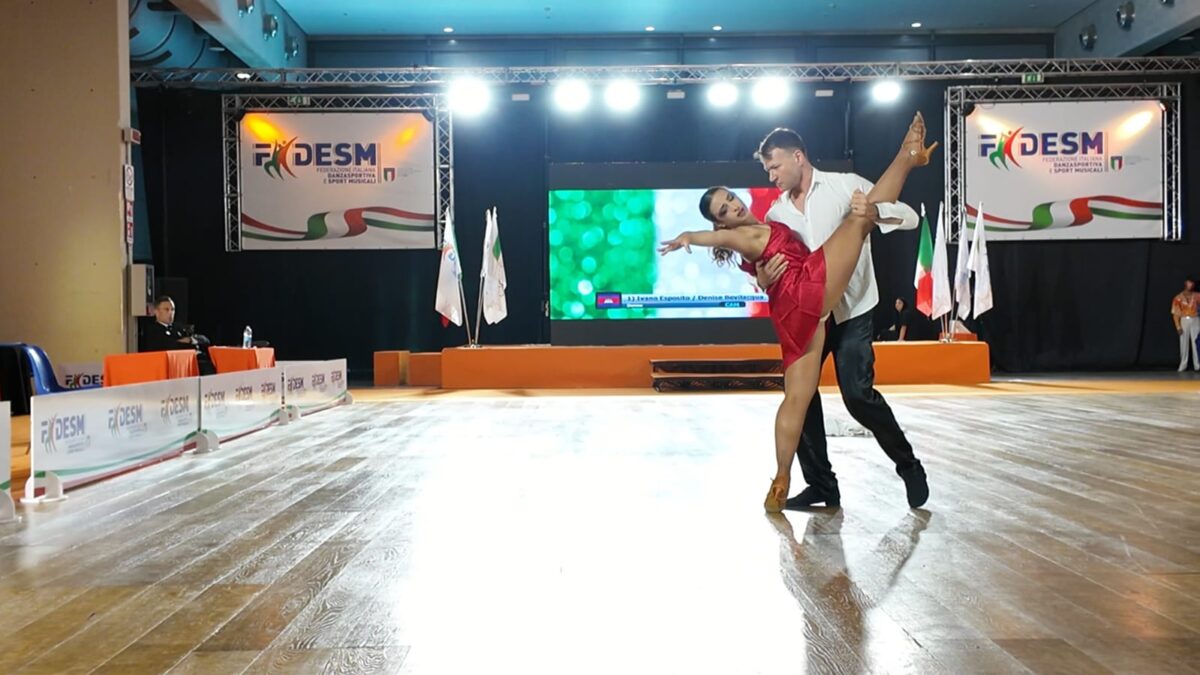 Un oro italiano che danza contro la violenza: Ivano Esposito e Denise Bevilacqua trionfano ai Campionati Italiani FIDESM Un oro italiano che danza contro la violenza: Ivano Esposito e Denise Bevilacqua trionfano ai Campionati Italiani FIDESM