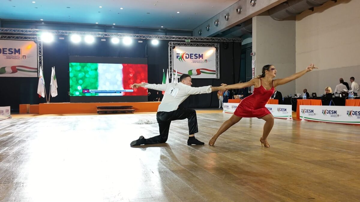 Un oro italiano che danza contro la violenza: Ivano Esposito e Denise Bevilacqua trionfano ai Campionati Italiani FIDESM Un oro italiano che danza contro la violenza: Ivano Esposito e Denise Bevilacqua trionfano ai Campionati Italiani FIDESM