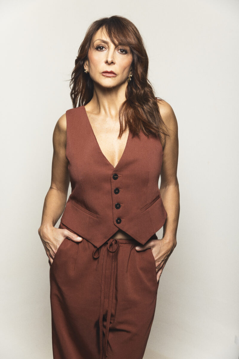 Paola Minaccioni, il conformismo è una malattia che viviamo inconsapevolmente – INTERVISTA ESCLUSIVA Paola Minaccioni, il conformismo è una malattia che viviamo inconsapevolmente – INTERVISTA ESCLUSIVA