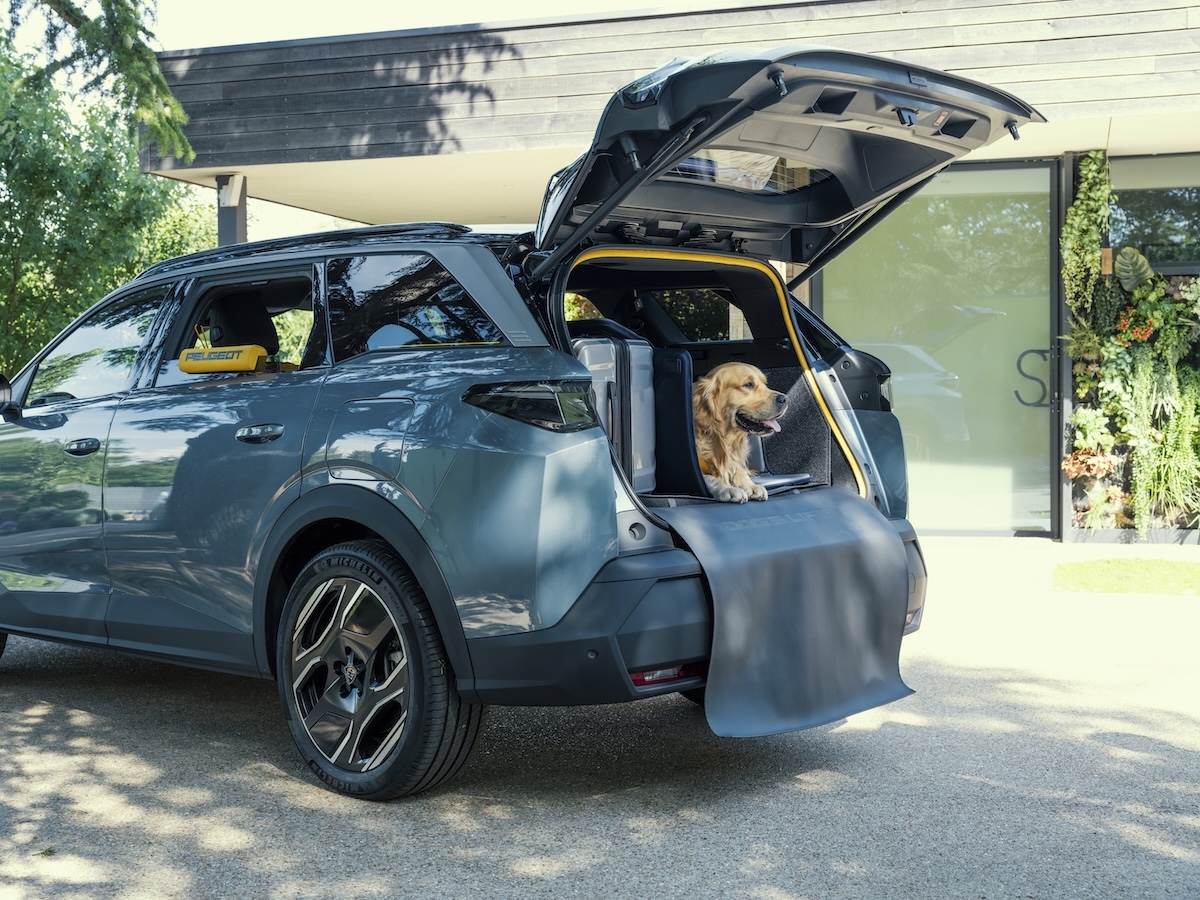 PEUGEOT presenta il SUV pensato anche per i cani PEUGEOT presenta il SUV pensato anche per i cani