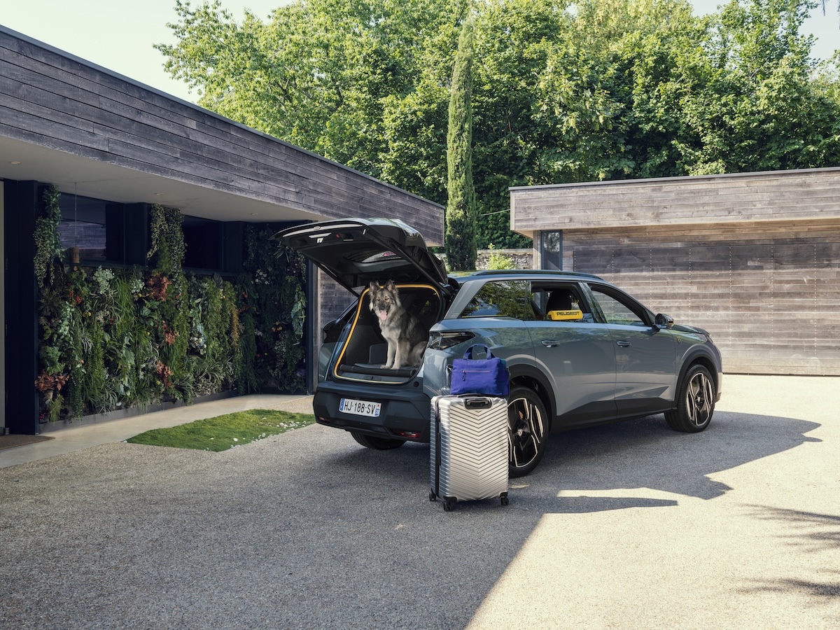 PEUGEOT presenta il SUV pensato anche per i cani PEUGEOT presenta il SUV pensato anche per i cani