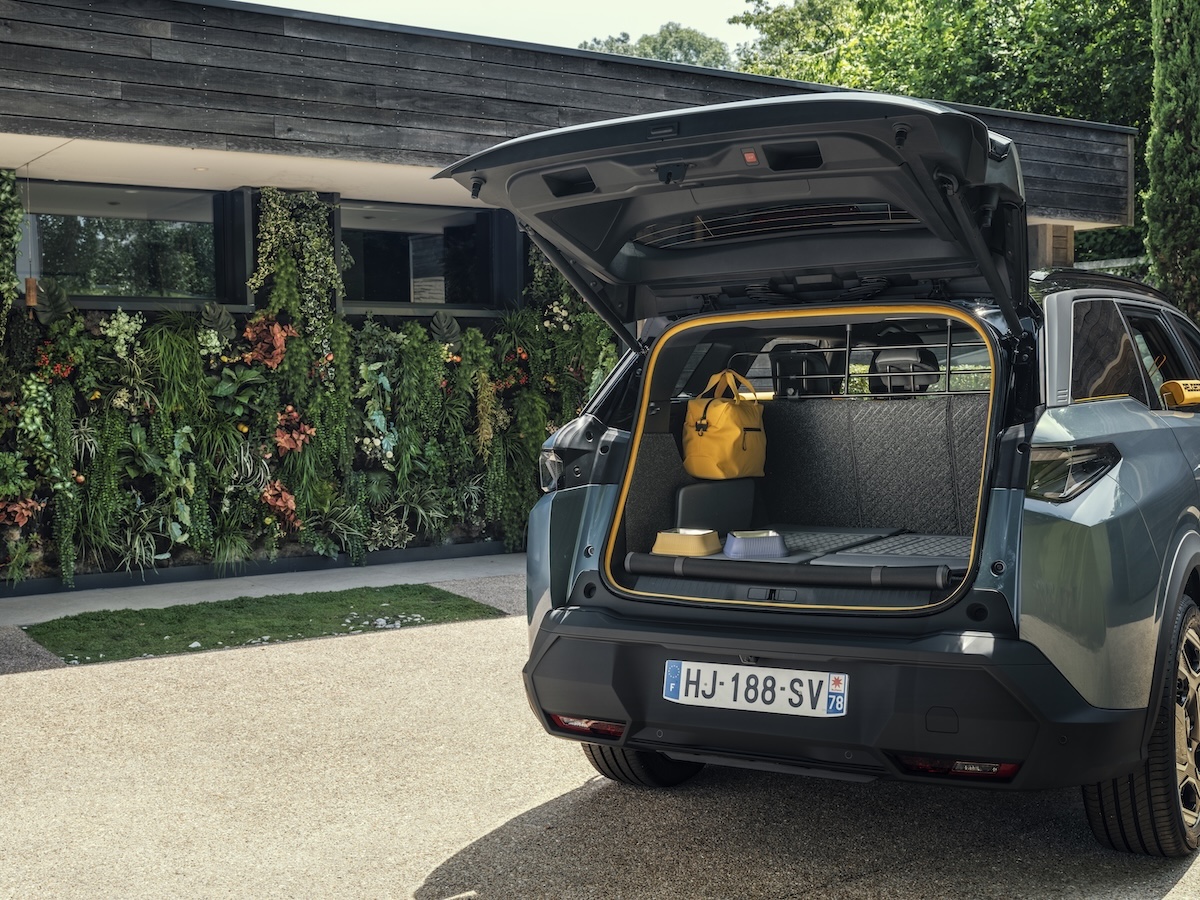 PEUGEOT presenta il SUV pensato anche per i cani PEUGEOT presenta il SUV pensato anche per i cani