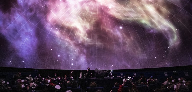 Quando cala il Sole, Roma si accende: cinque idee per una serata in famiglia tra circo, natura e cielo stellato
