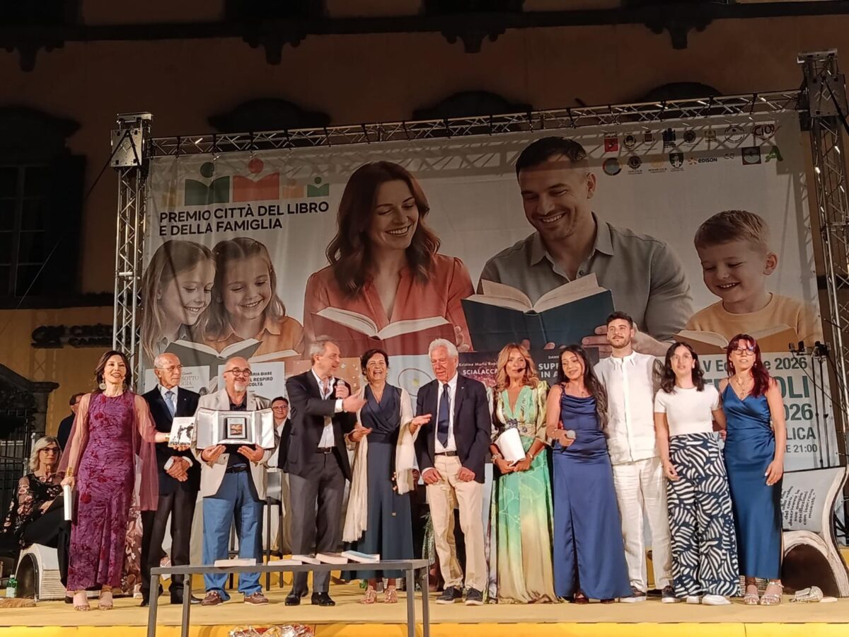 Grazia Ofelia Cesaro vince la V edizione del Premio letterario “Città del Libro e della Famiglia”, con “Ballare sotto la pioggia. Famiglie, separazioni e rinascite”