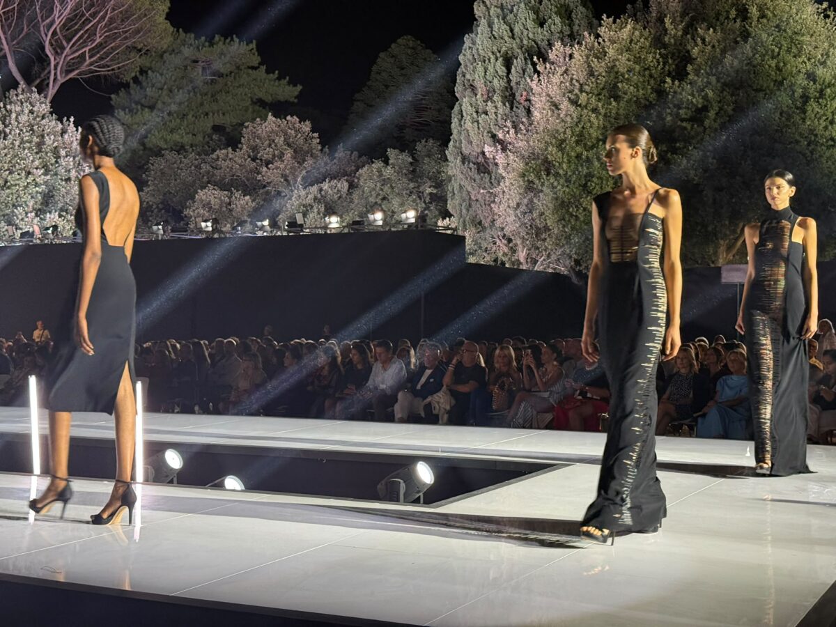 Dalla Terrazza del Pincio alla Galleria d’Arte Moderna, l’ Alta Moda torna in città. Sperimentazioni, vecchi trend, investimenti. E si punta sui giovani Dalla Terrazza del Pincio alla Galleria d’Arte Moderna, l’ Alta Moda torna in città. Sperimentazioni, vecchi trend, investimenti. E si punta sui giovani
