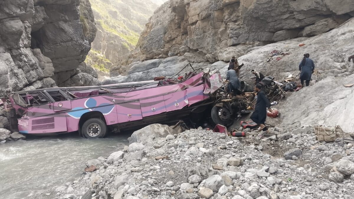 Pakistan, autobus precipita da una scarpata: almeno 40 morti. VIDEO Pakistan, autobus precipita da una scarpata: almeno 40 morti. VIDEO