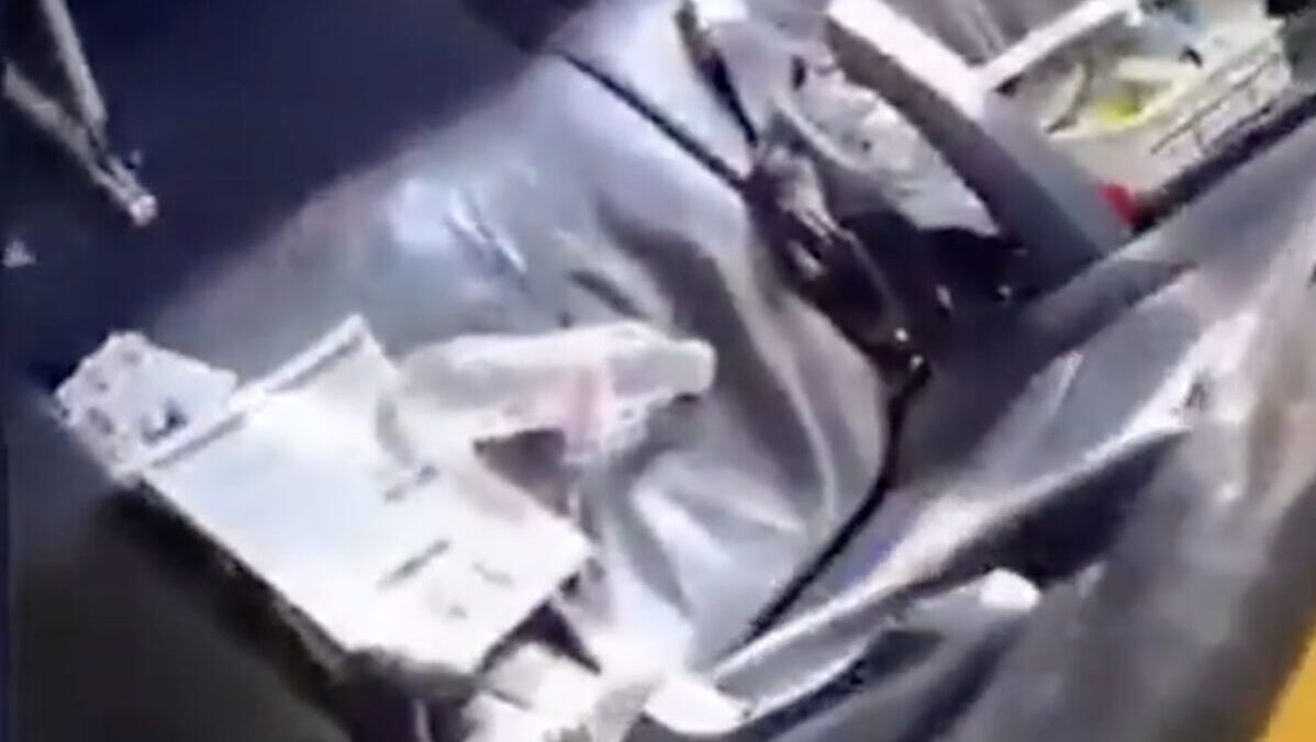Ryanair, le condizioni dentro l’aereo dopo l’incidente del finestrino. VIDEO