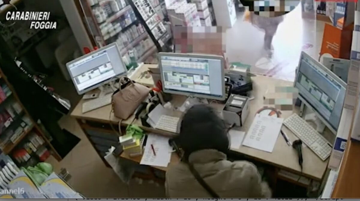 Cerignola, rapina in farmacia con coltello. Un anno dopo arriva l’arresto. Il video del colpo