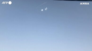 esplosioni e scie di fumo sopra Doha