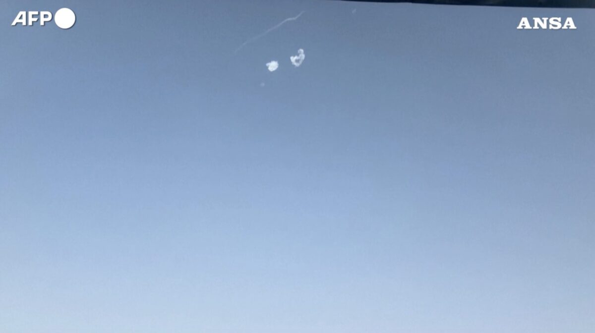 Qatar, esplosioni e scie di fumo sopra Doha: le difese aeree entrano in azione – VIDEO Qatar, esplosioni e scie di fumo sopra Doha: le difese aeree entrano in azione – VIDEO