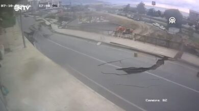 Turchia, la strada si apre e sprofonda in pochi secondi