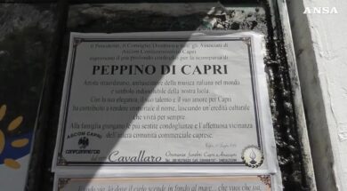 Peppino di Capri, applausi e commozione all’arrivo del feretro: il video dalla camera ardente