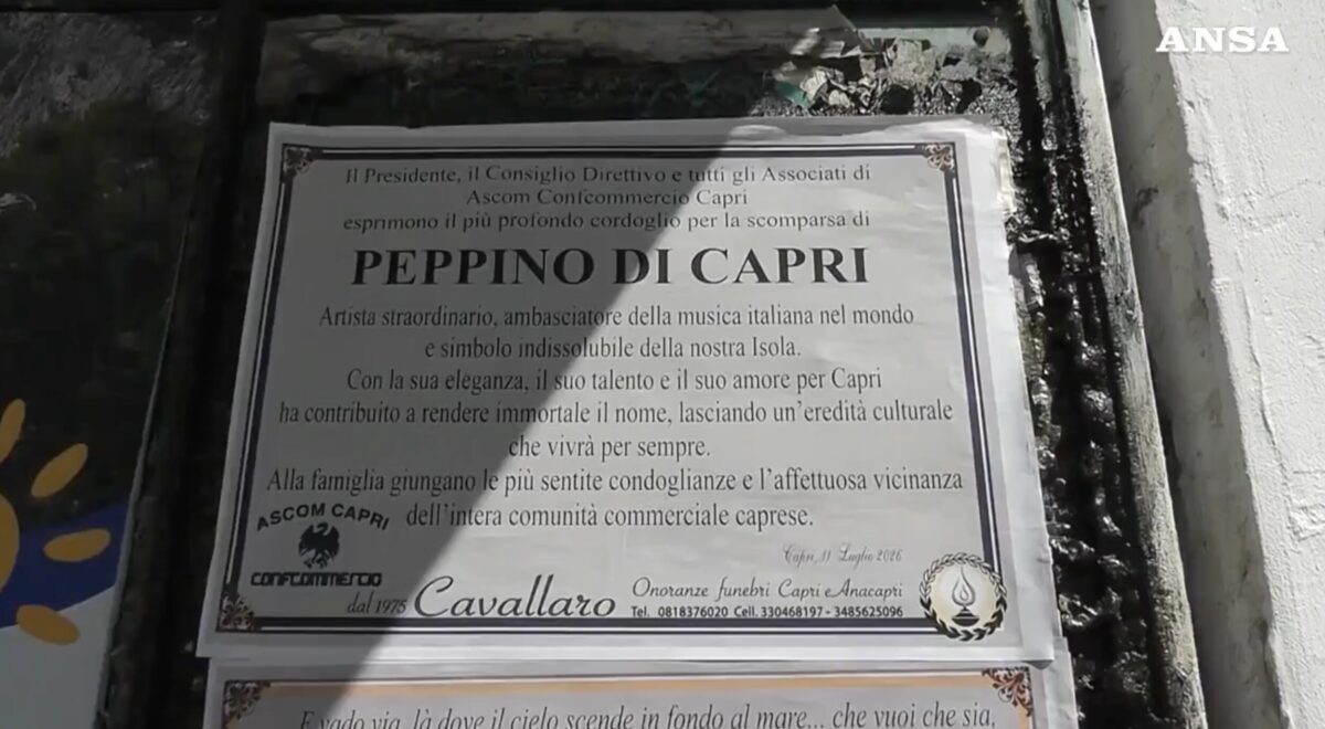 Peppino di Capri, applausi e commozione all’arrivo del feretro: il video dalla camera ardente Peppino di Capri, applausi e commozione all’arrivo del feretro: il video dalla camera ardente