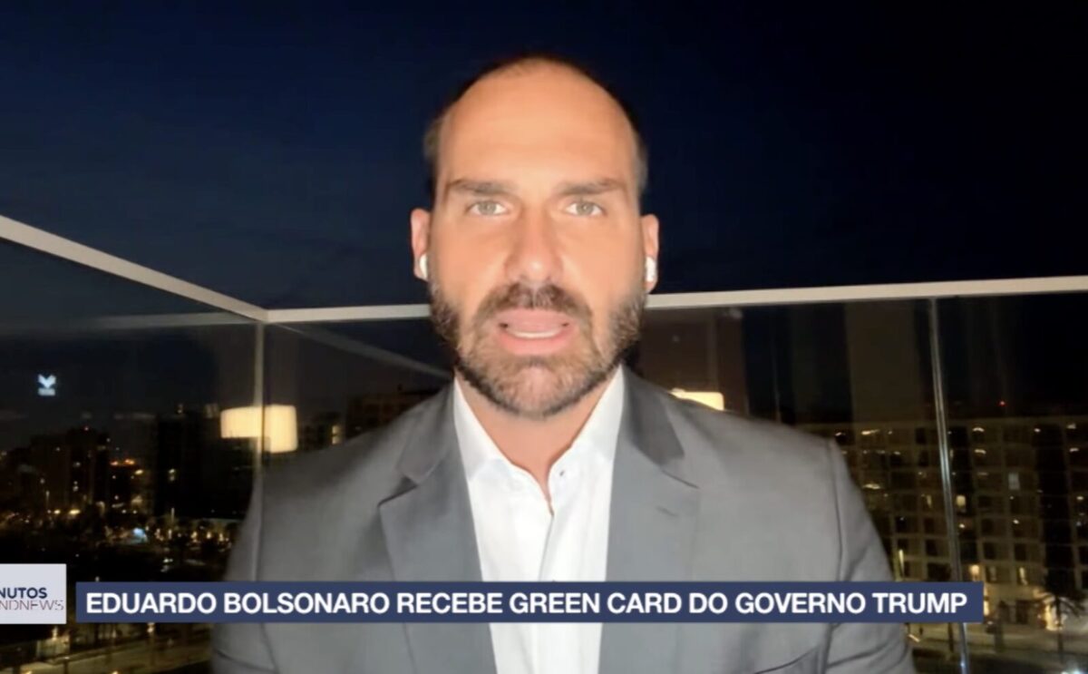 Eduardo Bolsonaro ottiene la Green Card negli Usa: “Tornerò in Brasile solo con l’amnistia” Eduardo Bolsonaro ottiene la Green Card negli Usa: “Tornerò in Brasile solo con l’amnistia”