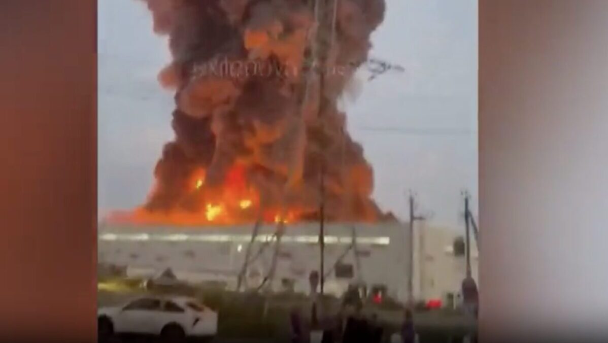 Russia, droni ucraini colpiscono due centri logistici: i magazzini avvolti dalle fiamme – VIDEO Russia, droni ucraini colpiscono due centri logistici: i magazzini avvolti dalle fiamme – VIDEO