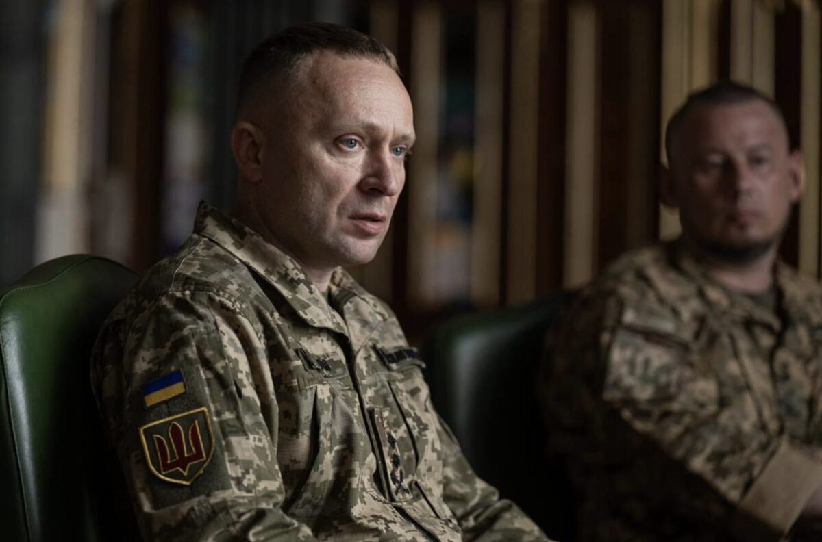 Zelensky cambia il vertice dell’esercito: chi è Drapatyi, il nuovo comandante più attento alle vite umane dei soldati Zelensky cambia il vertice dell’esercito: chi è Drapatyi, il nuovo comandante più attento alle vite umane dei soldati