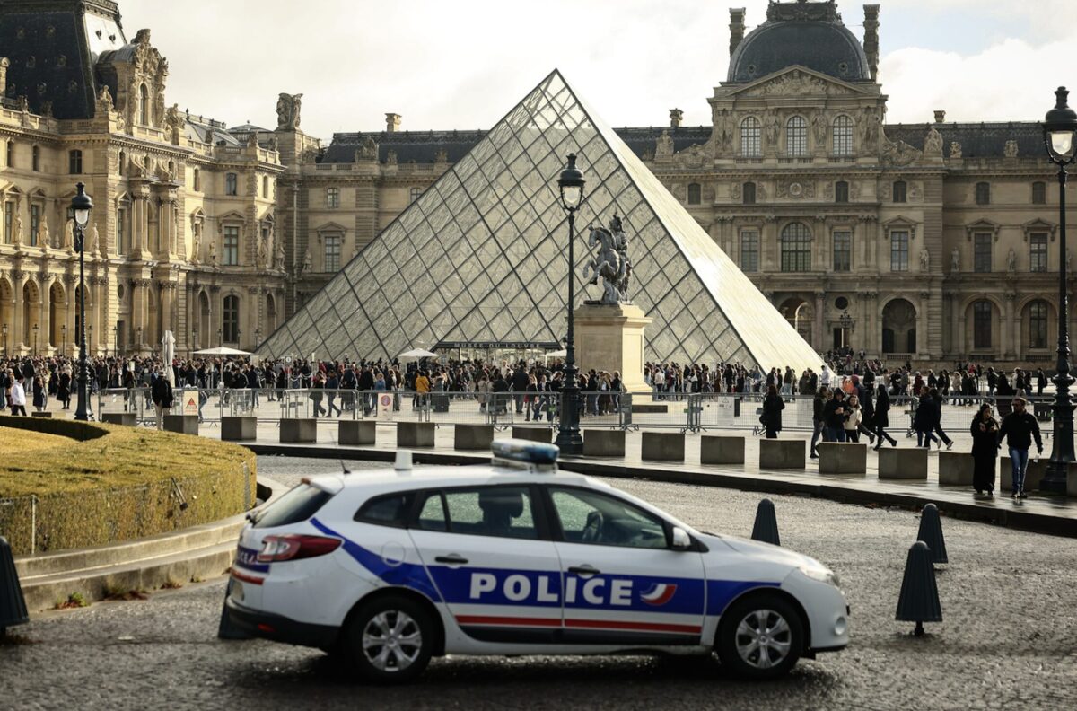 Francia, continuano i furti nei musei: rubato a volto scoperto il collare d’oro della principessa di Vix Francia, continuano i furti nei musei: rubato a volto scoperto il collare d’oro della principessa di Vix