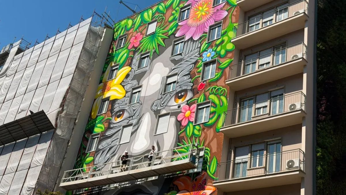 Viale Marconi si rifà il look con “Eco Ivy”, il maxi murale che trasforma un palazzo in un manifesto verde
