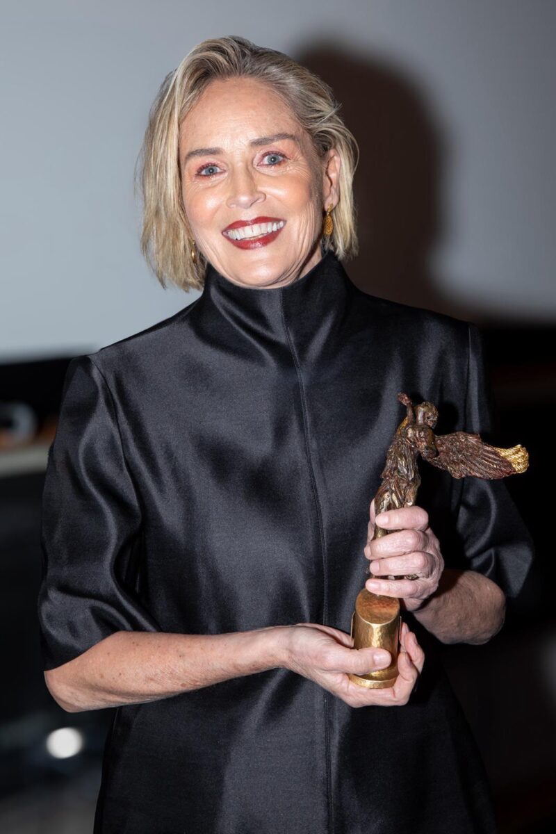 Sharon Stone al summit romano dei Premi Nobel: il futuro dell’IA e del disarmo nucleare passa dal Campidoglio Sharon Stone al summit romano dei Premi Nobel: il futuro dell’IA e del disarmo nucleare passa dal Campidoglio