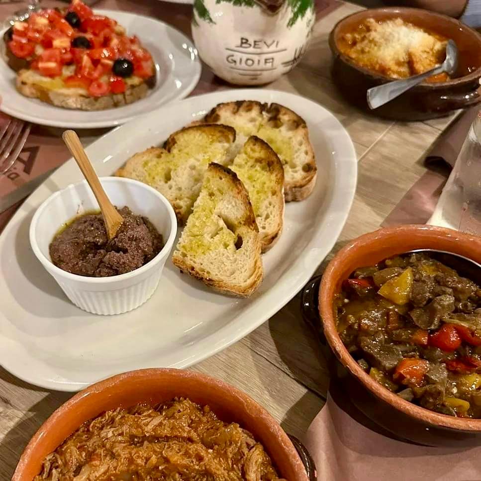 “Fatty” o “low-fat”, cucina romana al bivio. Se ne discute anche in un film su nutrizione e longevity. Ma resta il dubbio: Amatriciana o Vignarola?