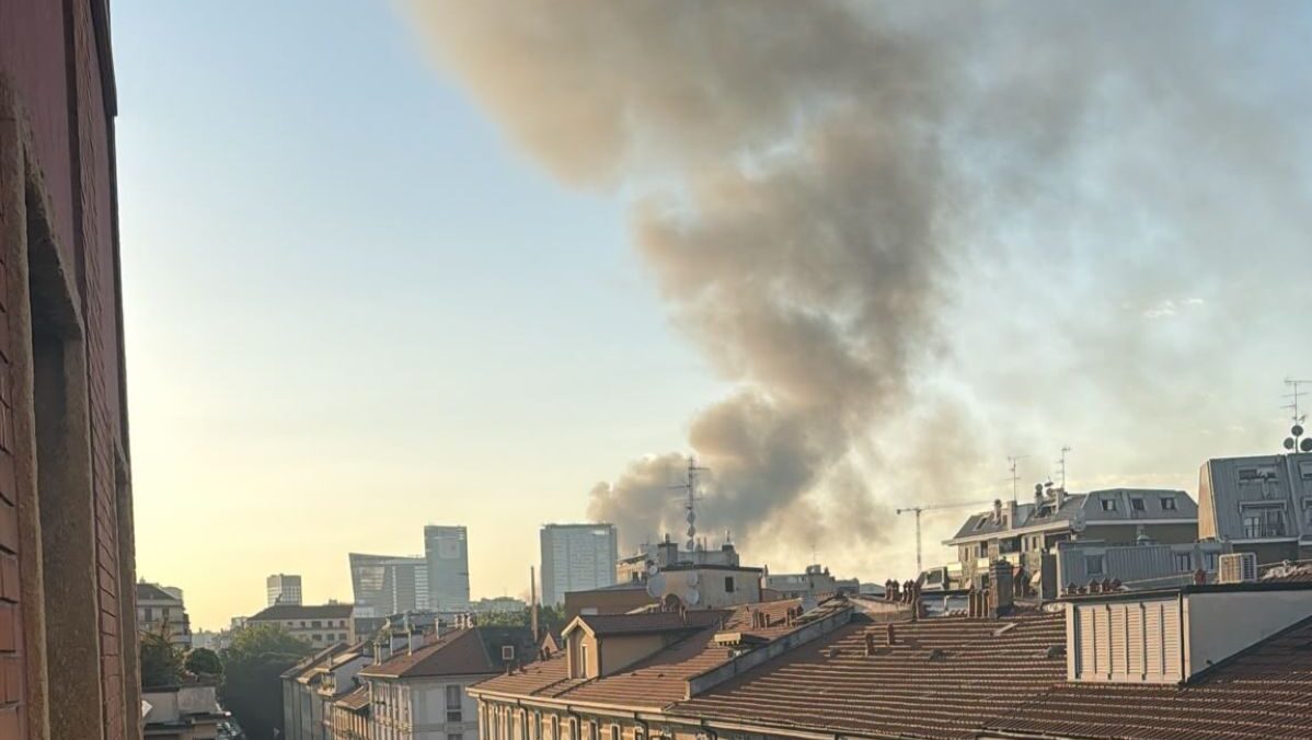 Incendio a Milano, a fuoco un capannone nel quartiere Bovisa. Gigantesca colonna di fumo visibile da chilometri di distanza