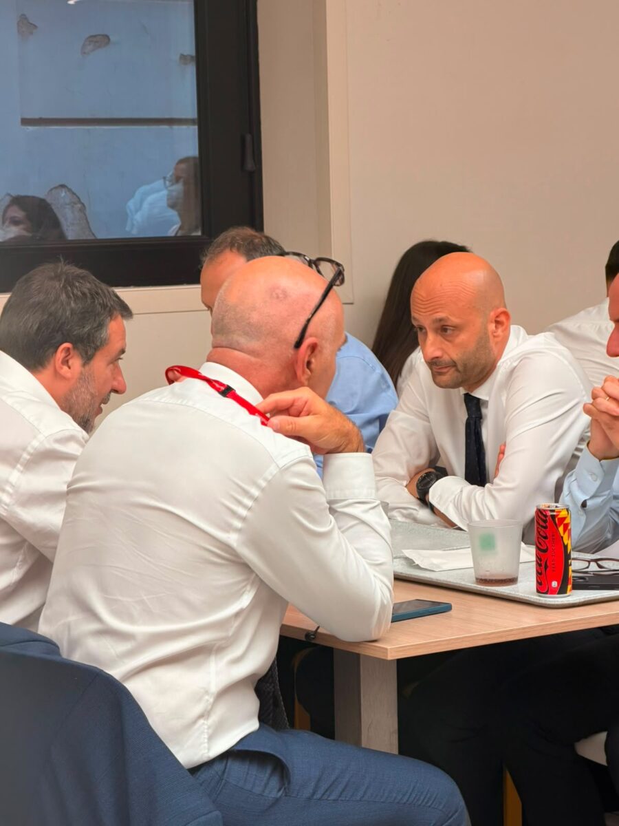 Pizza e Coca-Cola in mensa: il primo giorno di Strisciuglio Ad di Fs comincia a tavola con Salvini. Le foto Pizza e Coca-Cola in mensa: il primo giorno di Strisciuglio Ad di Fs comincia a tavola con Salvini. Le foto