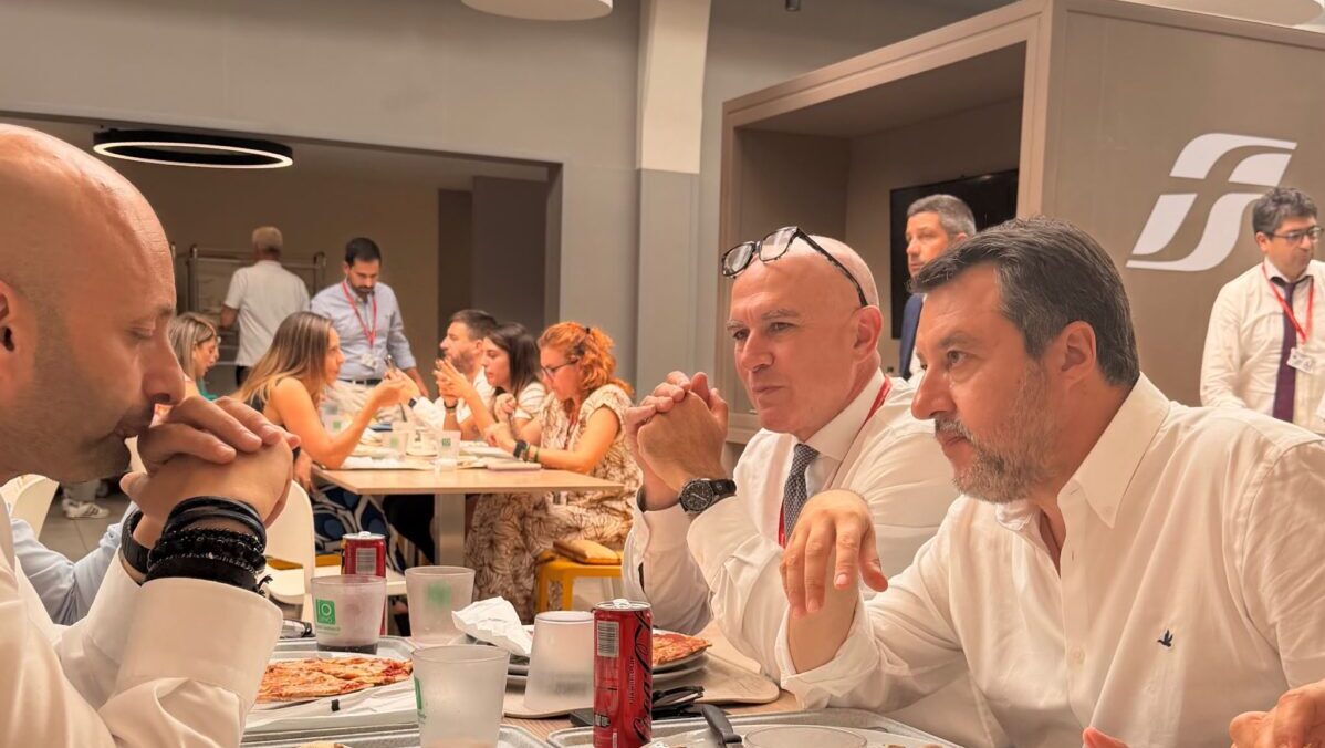 Pizza e Coca-Cola in mensa: il primo giorno di Strisciuglio Ad di Fs comincia a tavola con Salvini. Le foto Pizza e Coca-Cola in mensa: il primo giorno di Strisciuglio Ad di Fs comincia a tavola con Salvini. Le foto