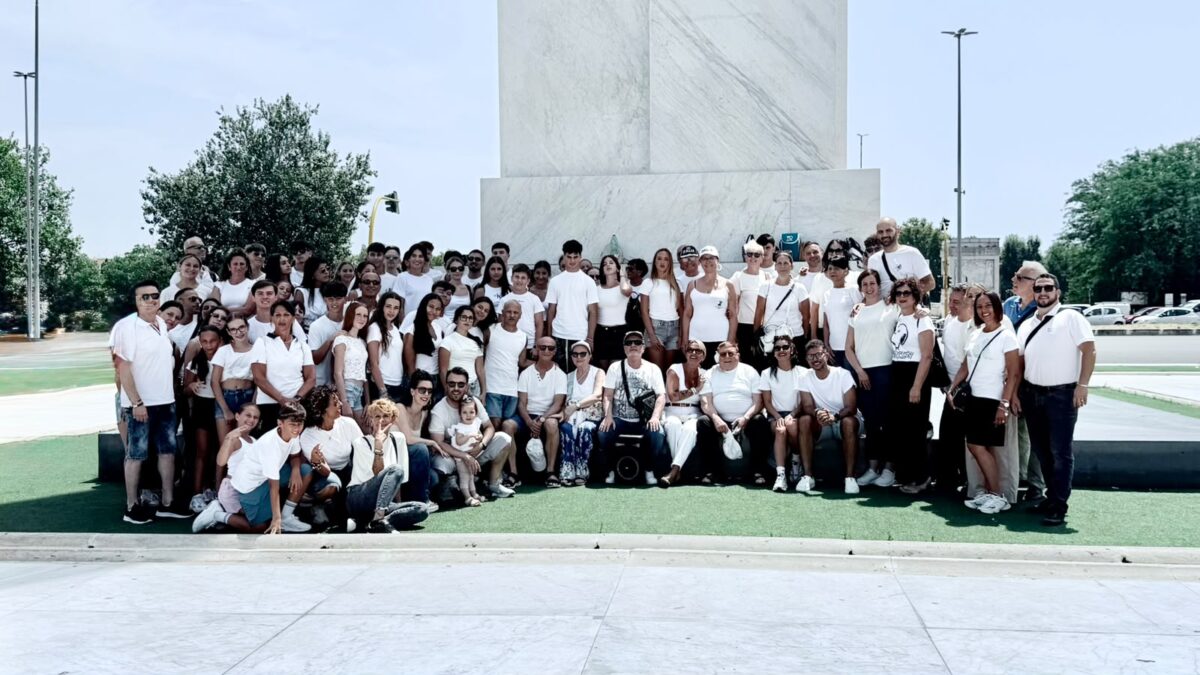 Flash mob al Coni: ballerini capitanati da Francesca Pascale contro le discriminazioni e per una riforma della giustizia sportiva
