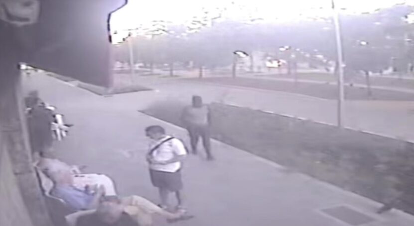 Raffica di coltellate alle spalle e poi il corpo a terra: ecco il video dell’agguato avvenuto a Milano