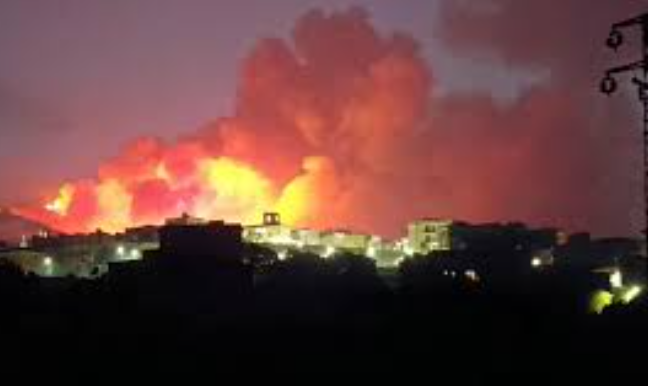 Agrigento a fuoco, vasto incendio a Santo Stefano Quisquina: oltre 100 persone evacuate Agrigento a fuoco, vasto incendio a Santo Stefano Quisquina: oltre 100 persone evacuate