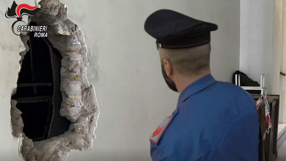 Altro che trapano e martello: la banda del buco cade per colpa dello smartphone