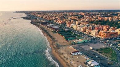 Ostia si riprende il mare: giù il muro degli stabilimenti, la rivolta arriva addirittura sul Times