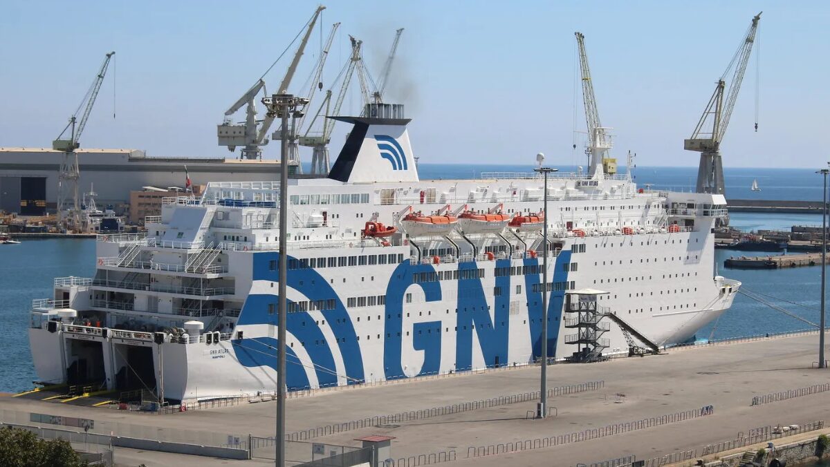 Al porto di Civitavecchia il traghetto resta ormeggiato: 800 passeggeri ostaggio del caos totale Al porto di Civitavecchia il traghetto resta ormeggiato: 800 passeggeri ostaggio del caos totale