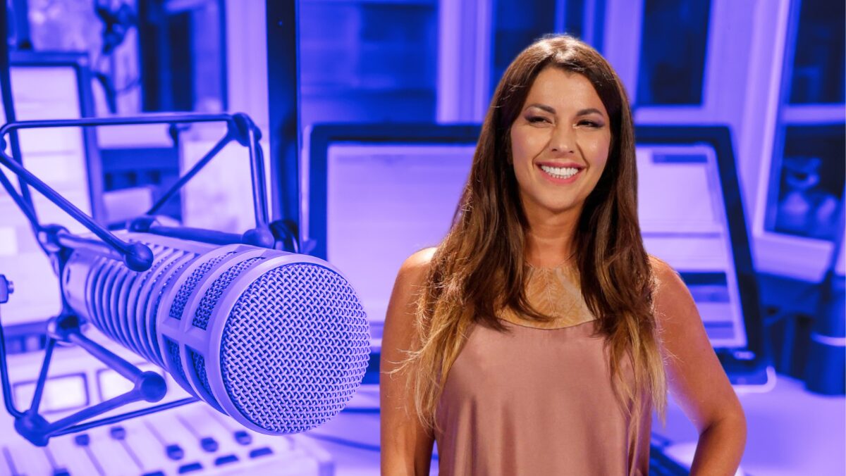 Dopo la liaison con il Ministro Piantedosi, Claudia Conte cambia passo ma rimane al suo posto: sempre in onda su Radio1, dalla sicurezza alle “Impronte” Dopo la liaison con il Ministro Piantedosi, Claudia Conte cambia passo ma rimane al suo posto: sempre in onda su Radio1, dalla sicurezza alle “Impronte”