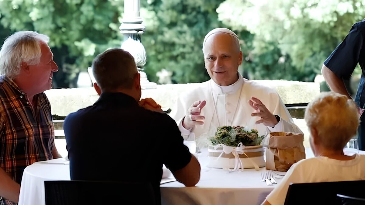 Papa Leone XIV apparecchia la tavola degli ultimi: a Castel Gandolfo il pranzo dove l’ospite d’onore è la dignità Papa Leone XIV apparecchia la tavola degli ultimi: a Castel Gandolfo il pranzo dove l’ospite d’onore è la dignità