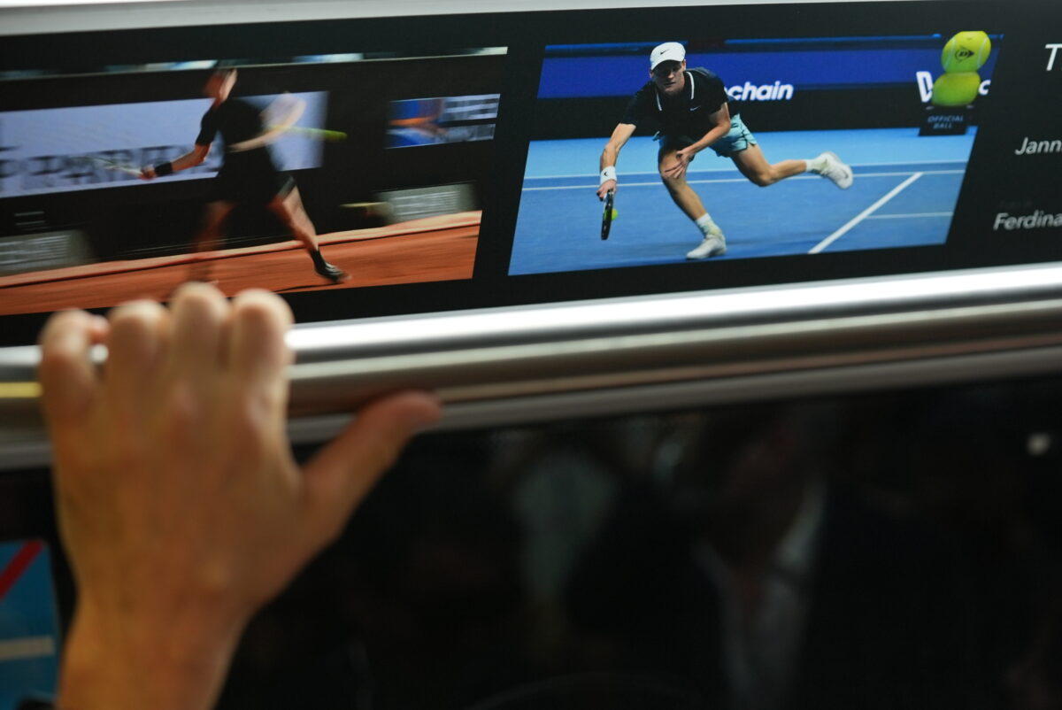 La metro diventa una galleria dello sport: le immagini di Mezzelani invadono la Linea A La metro diventa una galleria dello sport: le immagini di Mezzelani invadono la Linea A